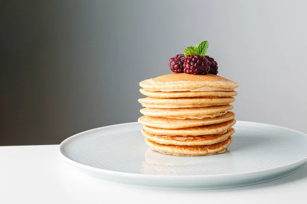 American Pancakes Fresh Blueberry Raspberry Honey Healthy Morning Breakfast Homemade — Stock Photo, Image
