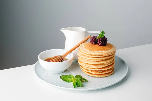 Pancake Amerika Dengan Blueberry Segar Raspberry Dan Madu Sarapan Pagi — Stok Foto