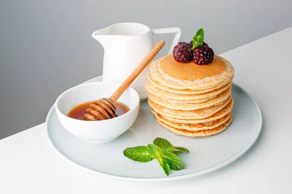 Pancake Amerika Dengan Blueberry Segar Raspberry Dan Madu Sarapan Pagi — Stok Foto