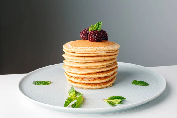 American Pancakes Fresh Blueberry Raspberry Honey Healthy Morning Breakfast Homemade — стоковое фото
