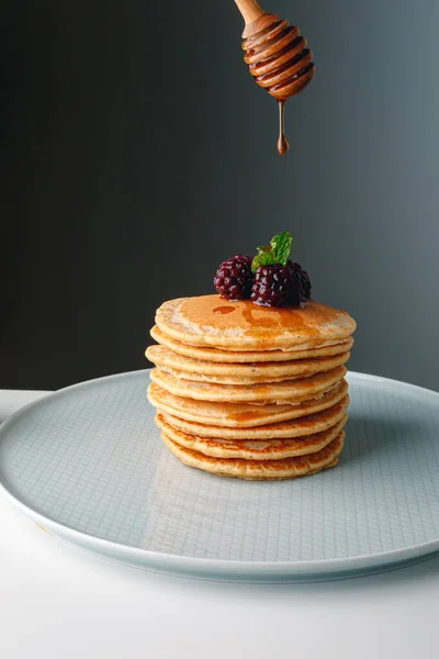 Pancake Amerika Dengan Blueberry Segar Raspberry Dan Madu Sarapan Pagi — Stok Foto