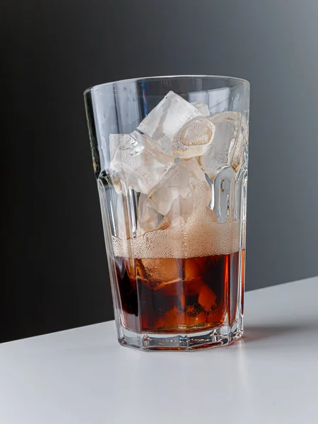 Cola Met Ijsblokjes Een Glas Cola Begrepen Ruimte Giet Frisdrank — Stockfoto