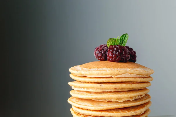 American Pancakes Fresh Blueberry Raspberry Honey Healthy Morning Breakfast Homemade Imagen de stock