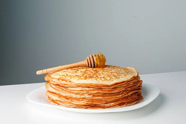 Close Delicious Pancakes Fresh Mint Honey Light Background Copy Space — Stockfoto