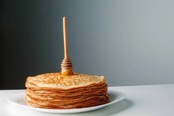 Close Pancake Lezat Dengan Mint Segar Dan Madu Pada Latar — Stok Foto