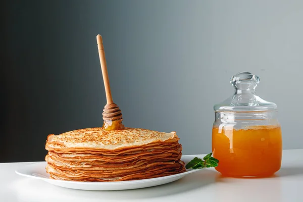 Close Pancake Lezat Dengan Mint Segar Dan Madu Pada Latar — Stok Foto