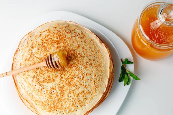 Close Pancake Lezat Dengan Mint Segar Dan Madu Pada Latar — Stok Foto