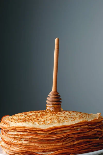 Close Pancake Lezat Dengan Mint Segar Dan Madu Pada Latar — Stok Foto