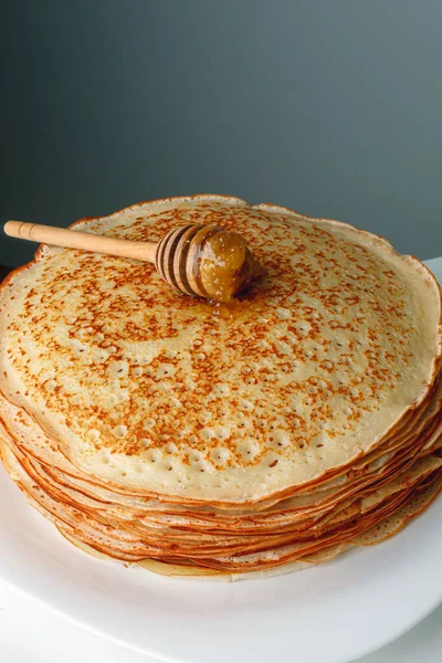 Close Pancake Lezat Dengan Mint Segar Dan Madu Pada Latar — Stok Foto