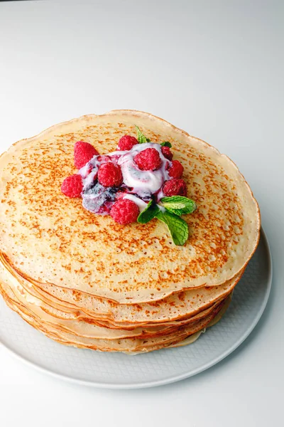 Pancake Lezat Close Dengan Mangga Segar Raspberry Yogurt Mint Dan — Stok Foto