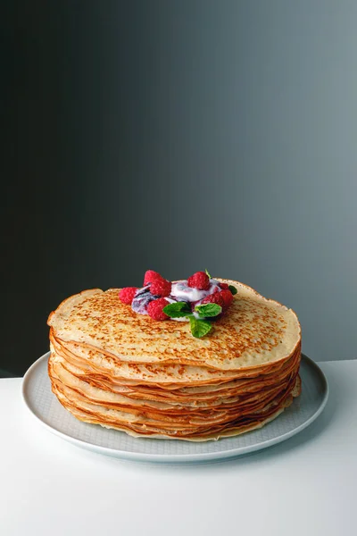 Pancake Lezat Close Dengan Mangga Segar Raspberry Yogurt Mint Dan — Stok Foto