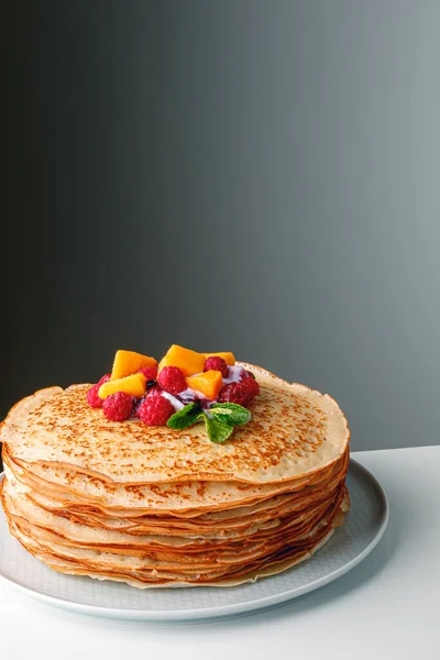 Pancake Lezat Close Dengan Mangga Segar Raspberry Yogurt Mint Dan — Stok Foto