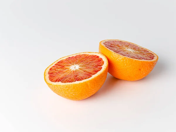 Fruta Naranja Sangre Roja Con Rebanadas Aisladas Sobre Fondo Blanco — Foto de Stock