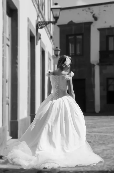 Bella sposa in una città — Foto Stock