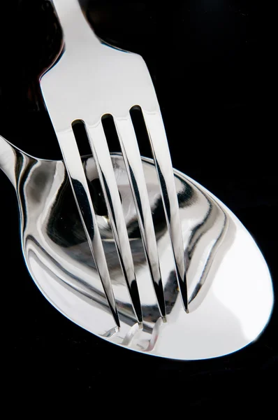 Cuchara y tenedor en fondo negro — Foto de Stock