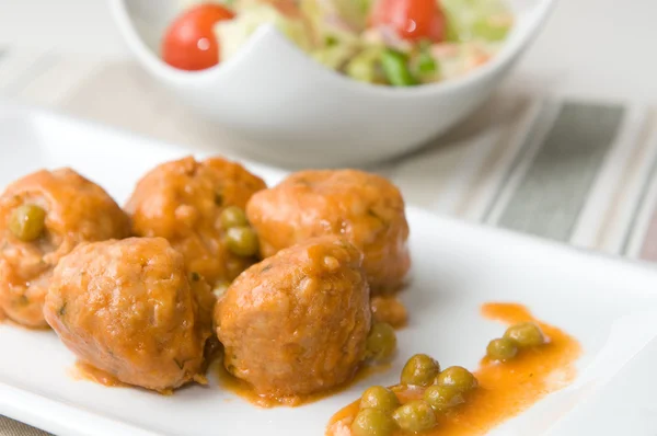 Meatballs with peas sauce and salad — Stock Photo, Image