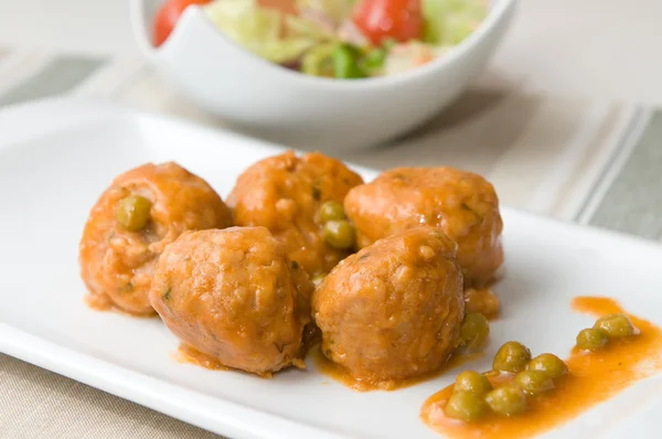 Meatballs with peas sauce and salad — Stock Photo, Image