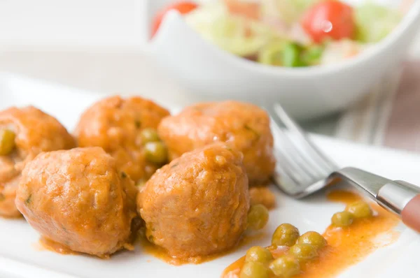 Meatballs with peas sauce and salad — Stock Photo, Image