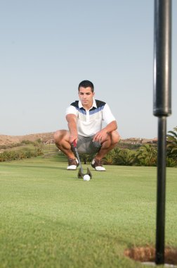 Baloda amaçlayan süre çömelme erkek golfçü