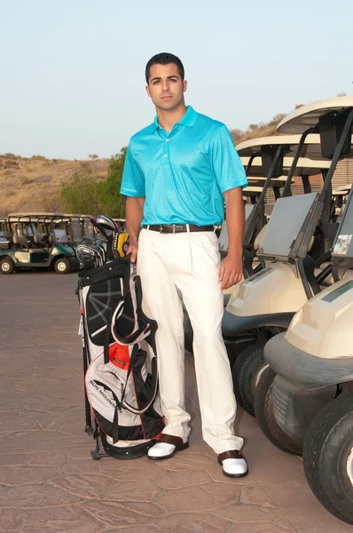 Uomo in piedi vicino golf cart — Foto Stock