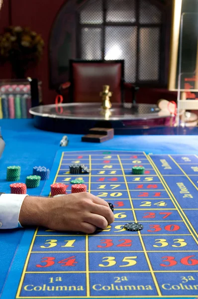 Casinogames met gokker handen — Stockfoto
