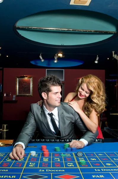 Paar gokken in een casino — Stockfoto