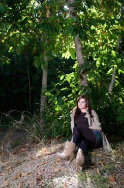 Sonbahar parkında genç ve güzel bir kadın..