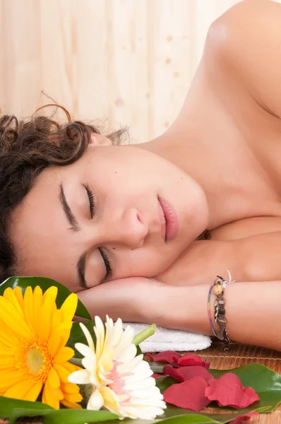 Mooie vrouw na een spa sessie — Stockfoto