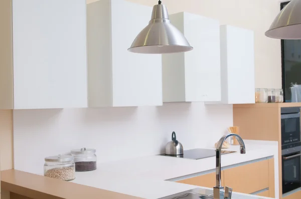 Espacios de cocina modernos en casa moderna — Foto de Stock