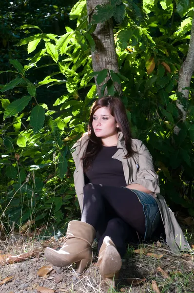 Jovem mulher bonita no parque de outono. — Fotografia de Stock