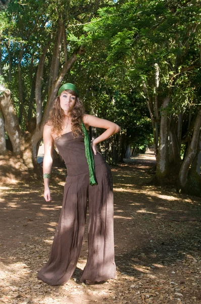 Menina elegante bonita em vestido de moda — Fotografia de Stock