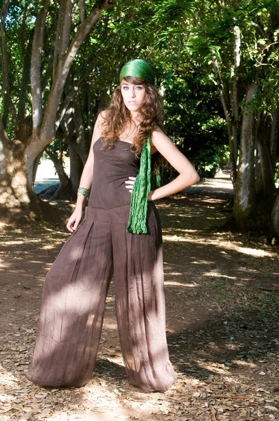 Menina elegante bonita em vestido de moda — Fotografia de Stock