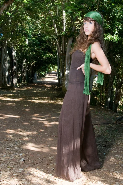 Menina elegante bonita em vestido de moda — Fotografia de Stock