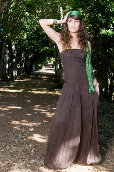 Menina elegante bonita em vestido de moda — Fotografia de Stock