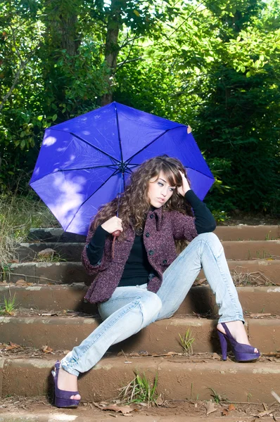 Femme à la forêt en hiver avec parapluie — Photo