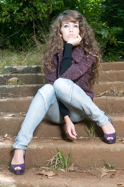 Dívka sedí na schodech — Stock fotografie