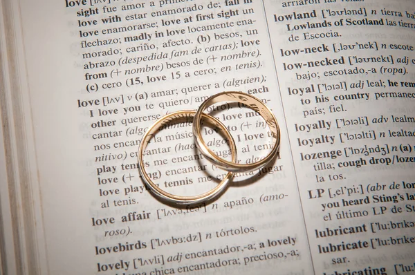 Word LOVE next to rings — Stock Photo, Image