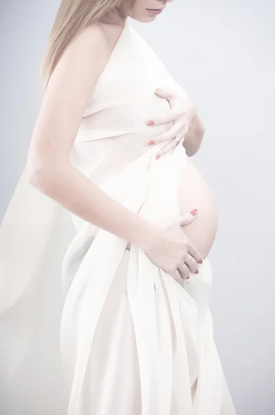 Mulher grávida em fundo branco — Fotografia de Stock