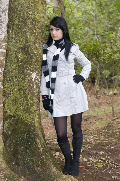 Femme sur la forêt d'automne — Photo