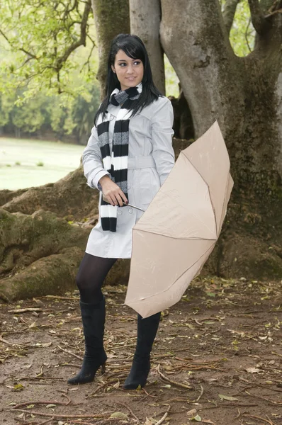 Молодая женщина с зонтиком — стоковое фото