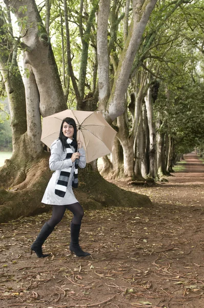 Jeune femme avec parapluie — Photo