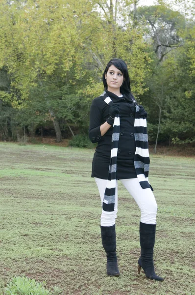 Femme sur la forêt d'automne — Photo