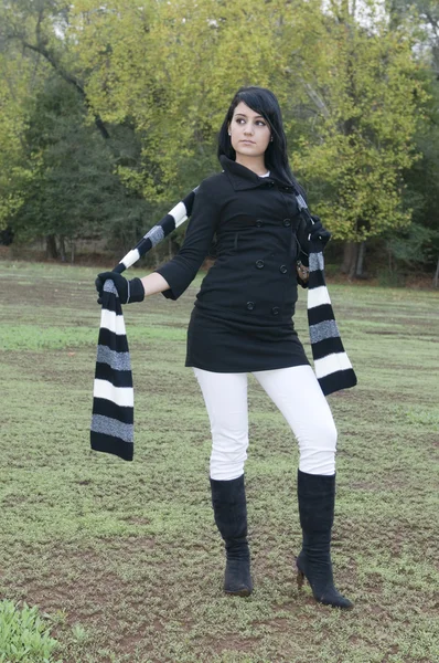 Femme sur la forêt d'automne — Photo