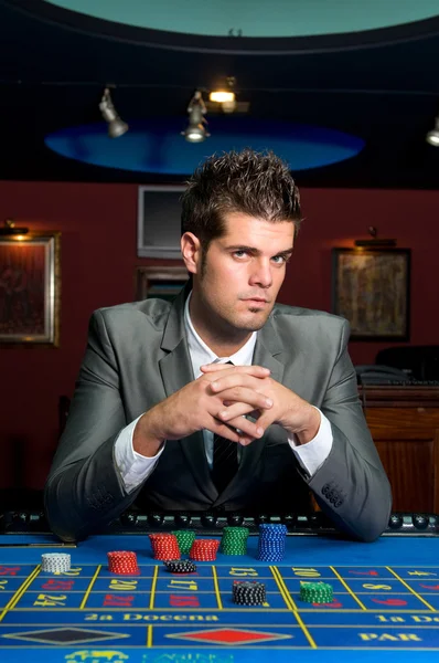 Gokker in een casino tafel — Stockfoto