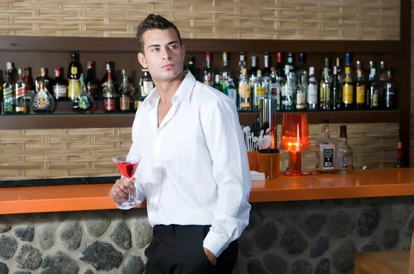 마티니 빨간와 함께 술집에서 남자 — 스톡 사진