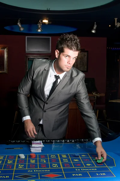 Spelare vid ett kasino bord — Stockfoto