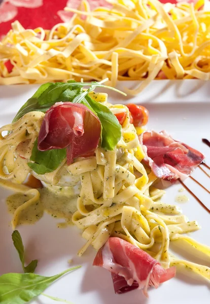 Close up van Italiaanse pasta en saus — Stockfoto