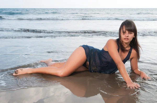 Belle femme au bord de la mer avec des vêtements humides — Photo