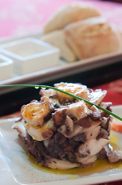 Zeytinyağı ve ekmek lezzetli ahtapot — Stok fotoğraf