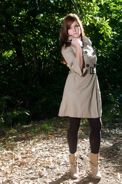 Vacker brunett womanin parken — Stockfoto
